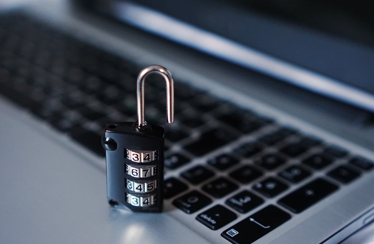 Un candado apoyado sobre el teclado de un ordenador
