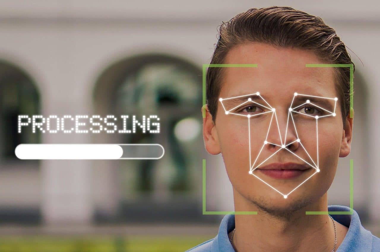 Reconocimiento facial mapeando puntos en el rostro de una persona durante un escaneo
