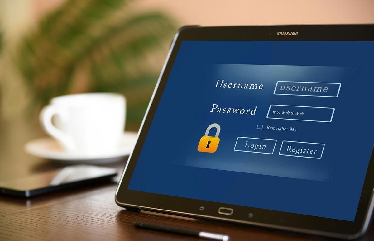 Une tablette affichant un écran de connexion nom d'utilisateur / mot de passe avec une icône de cadenas — FortiBleed est au fond une histoire d'identifiants fuités et réutilisés.