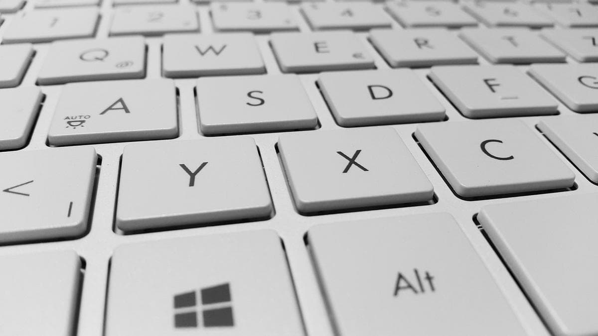 Nahaufnahme der Buchstabentasten einer Computertastatur — ein Brute-Force-Angriff arbeitet sich durch Zeichenkombinationen wie diese, bis eine das Konto entsperrt.