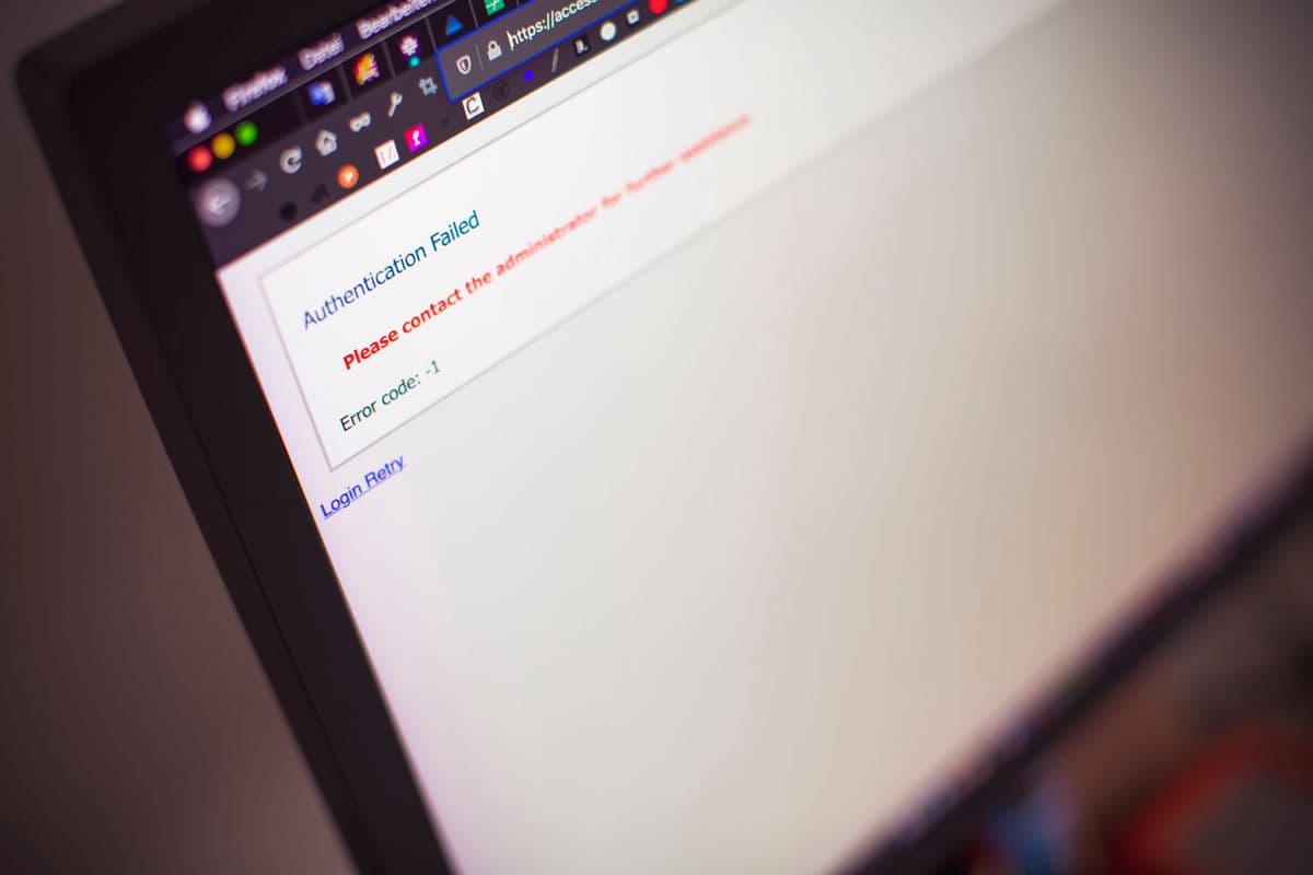 Ein Computerbildschirm, der eine Authentication-Failed-Fehlermeldung in einem Webbrowser zeigt