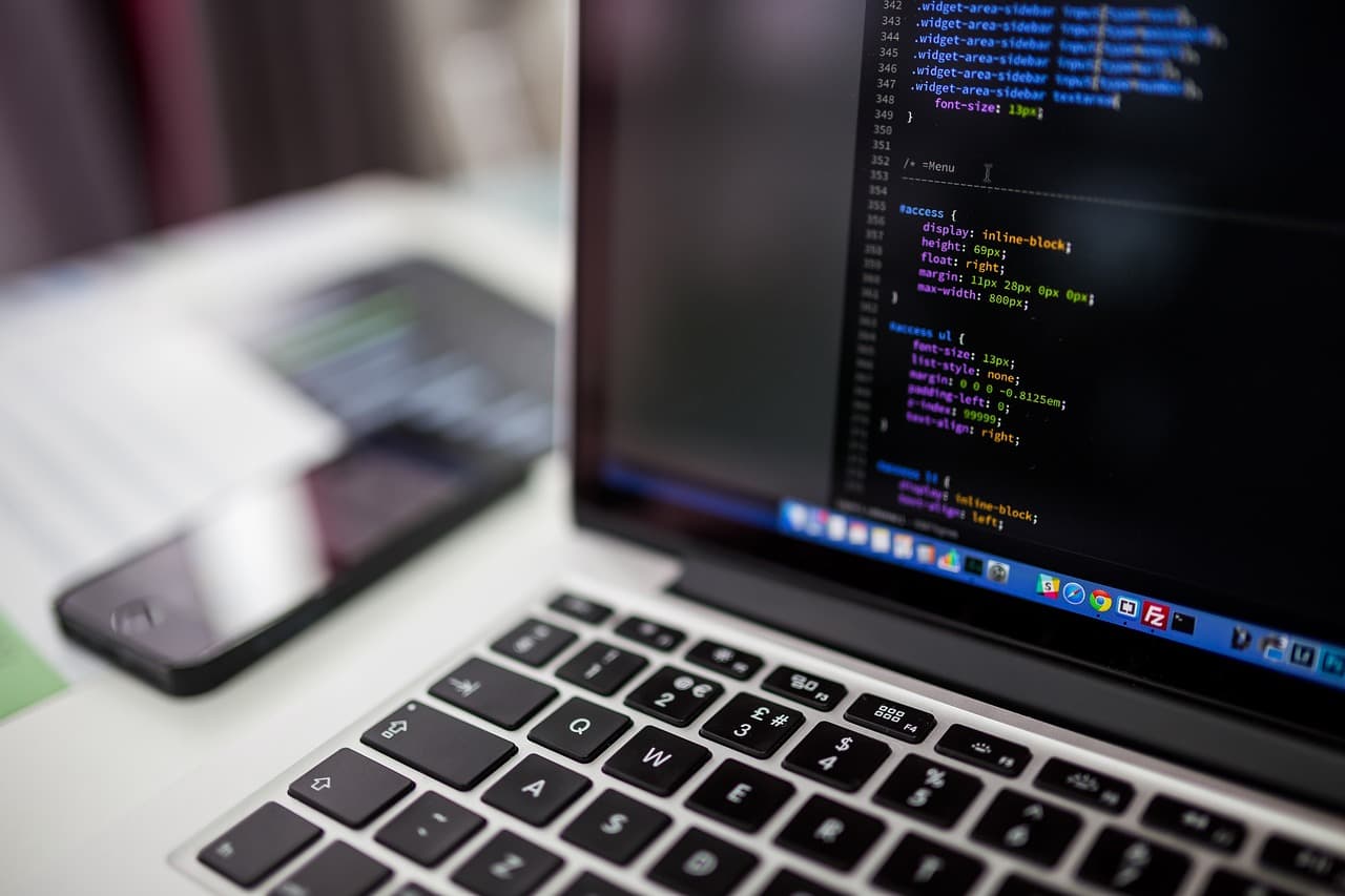 Inserimento di un accesso su un portatile — l'autenticazione a più fattori chiede più di questa sola password.