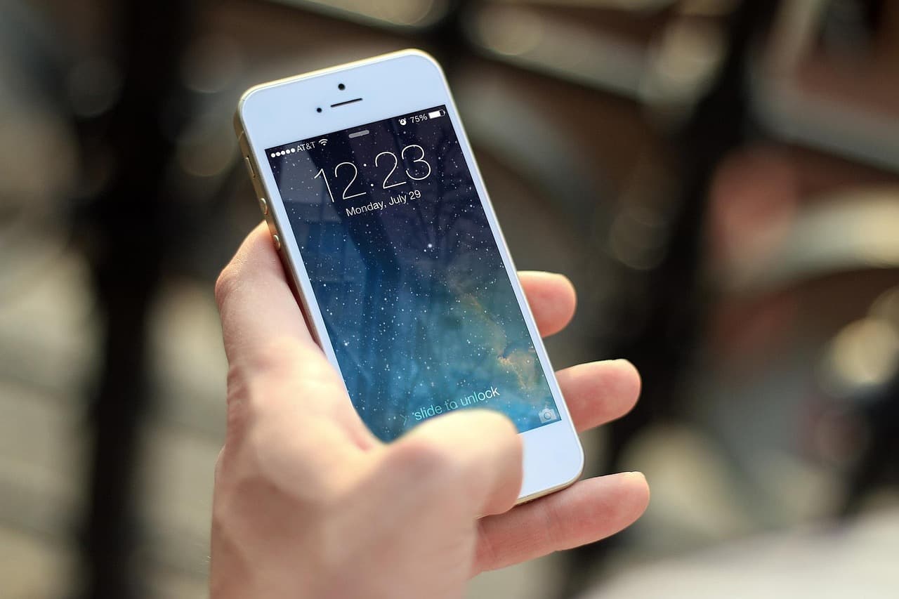 Un téléphone tenu en main — votre téléphone est le facteur « quelque chose que vous possédez » dans la plupart des configurations 2FA du quotidien.