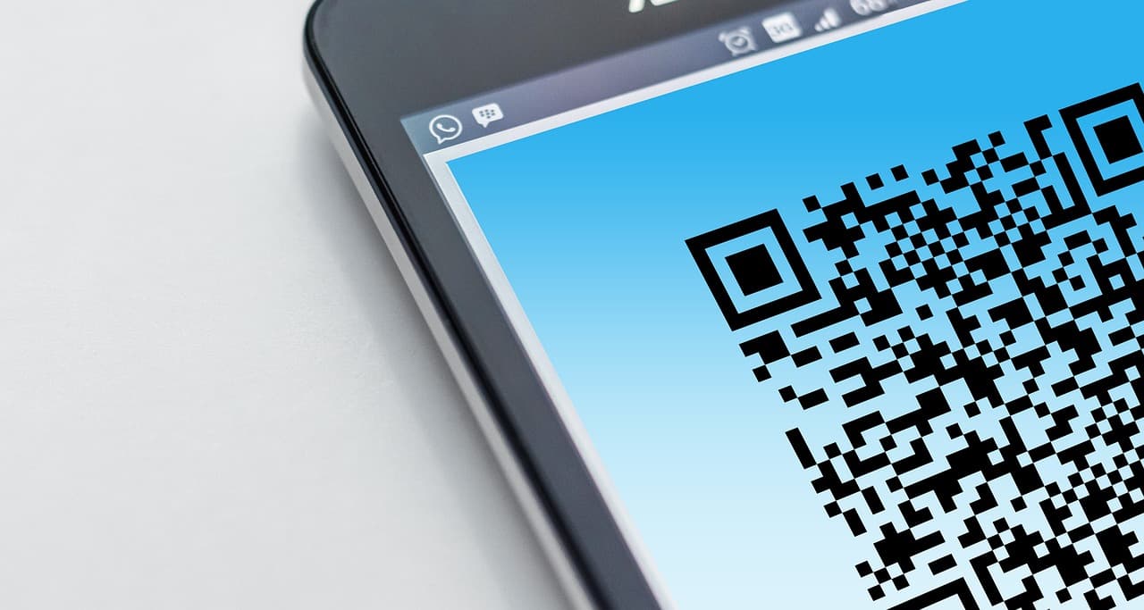Un smartphone affichant un QR code — le scanner permet d'ajouter un compte à une app d'authentification pour la 2FA.