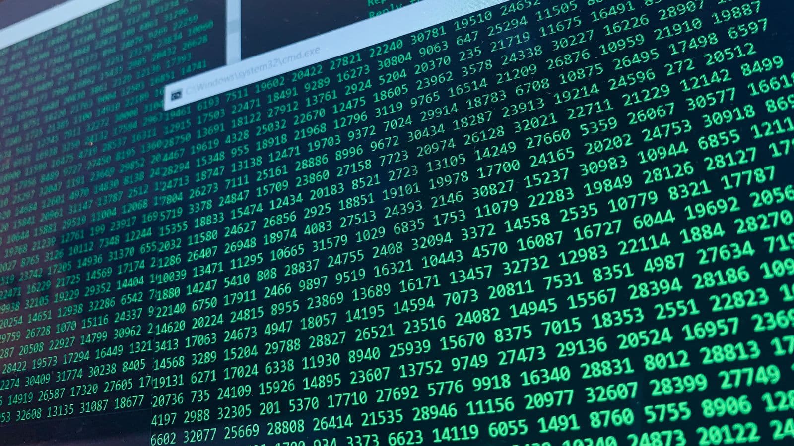 Numeros verdes descendo por uma tela. As rainbow tables trocam grande armazenamento por velocidade, pre-calculando hashes para que os roubados possam ser consultados em vez de quebrados ao vivo.